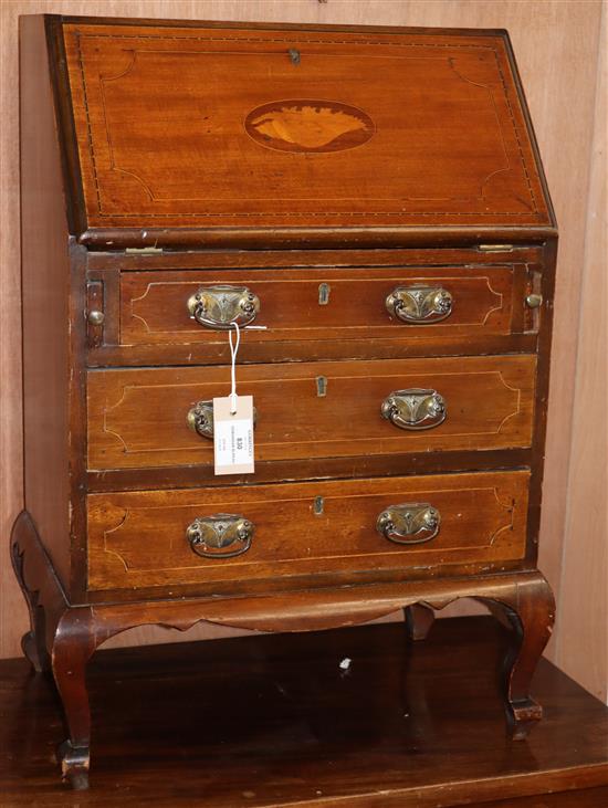 An Edwardian shell inlaid mahogany bureau of small proportions W.49cm